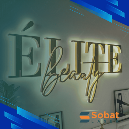 Mesin laser cutting digunakan pengrajin huruf timbul untuk memotong akrilik dan logam dengan hasil presisi dan permukaan halus.